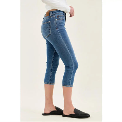 Reg/Plus Judy Blue Mid-Rise Capri