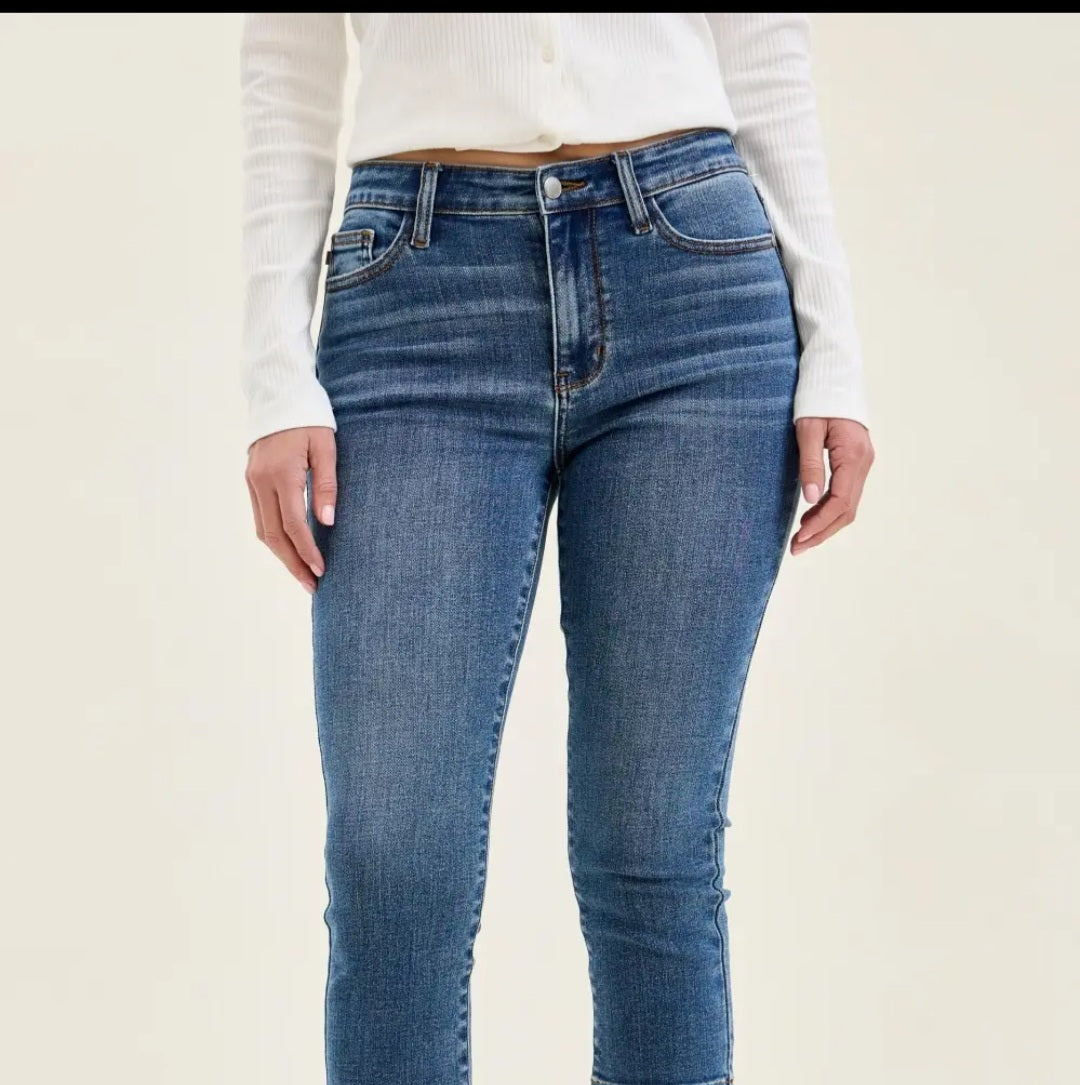 Reg/Plus Judy Blue Mid-Rise Capri